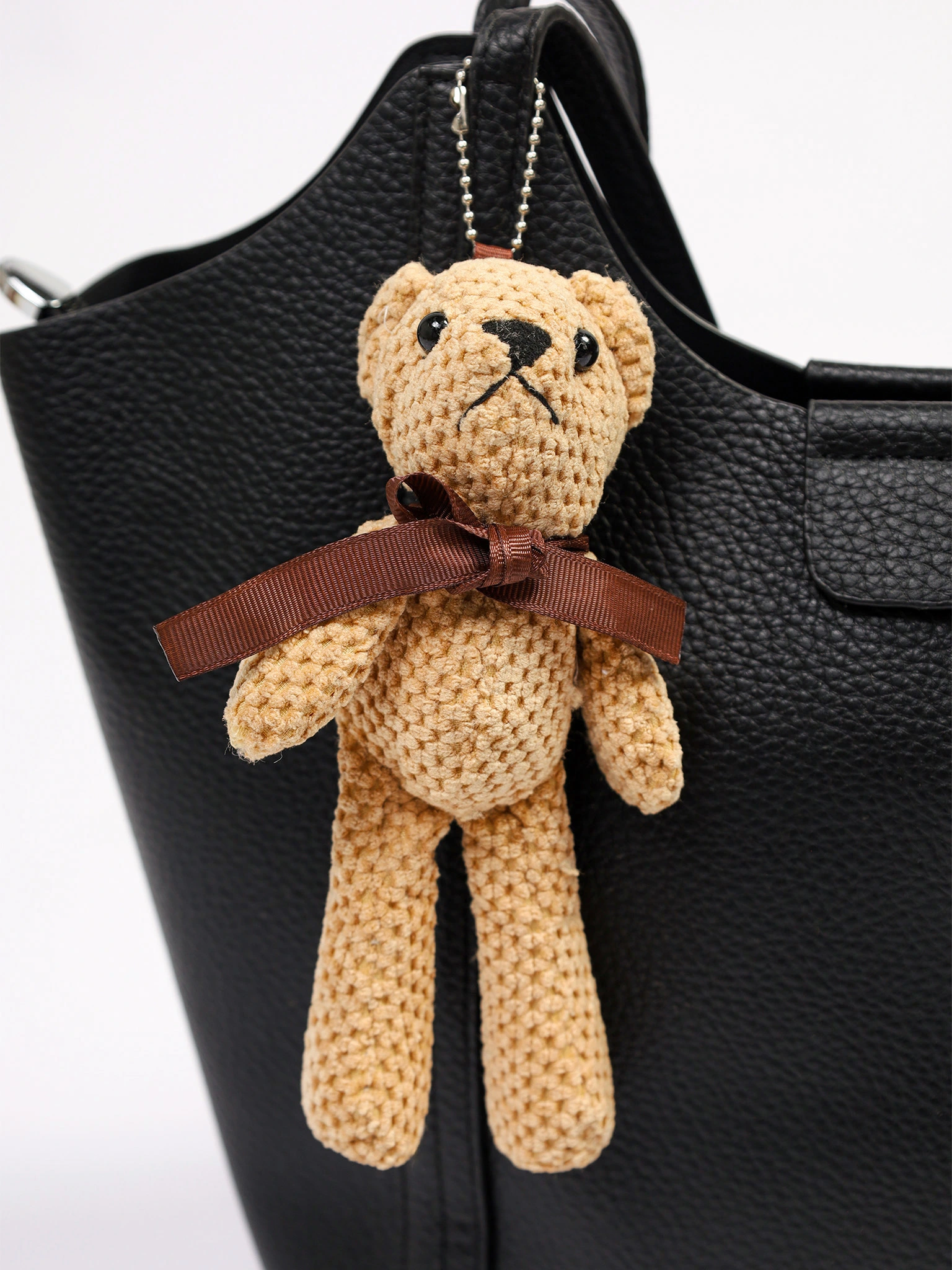 Сумка-тоут с плоскими ручками с брелком-медвежонок в ассортименте